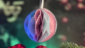 Bombka z papieru. Pomysł na efektowną dekorację, którą wykonasz samodzielnie