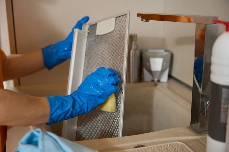 Domowa mieszanka pomoże w usunięciu lepkiego tłuszczu z aluminiowego filtra okapu