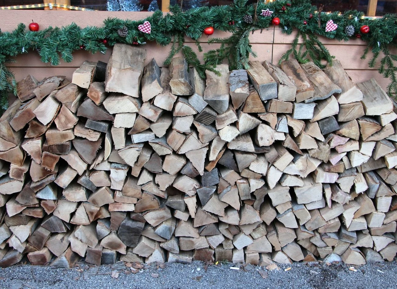 Niezwykle istotnym etapem przygotowania drewna do palenia jest suszenie.