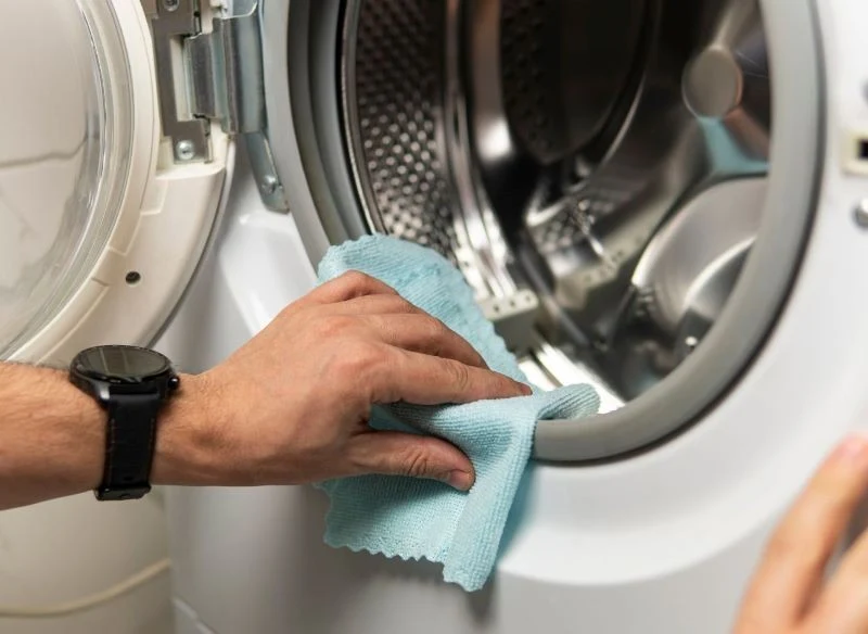 Wycieranie gumowych elementów jest bardzo ważne, na nich najłatwiej gromadzą się wilgoć, brud i rozwija pleśń