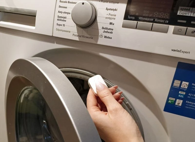 Wystarczy już 1 kostka wrzucona do pralki, by wykonać puste pranie czyszcząco-regenerujące, które rozwiąże problem zatęchłego zapachu