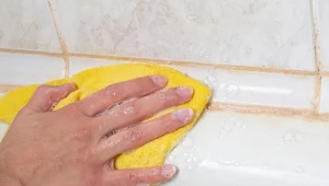 Sprawdź, jak usunąć grzyb z fug w łazience bez szorowania.