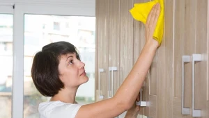 Ślady palców na meblach to problem w wielu domach.