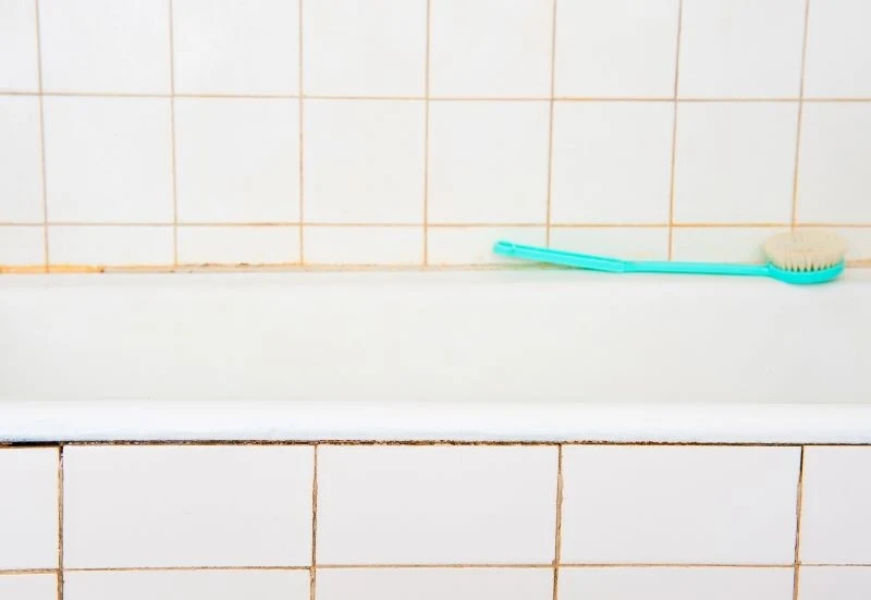 W łazience jest ciepło i wilgotno, co sprzyja rozwojowi pleśni na fugach