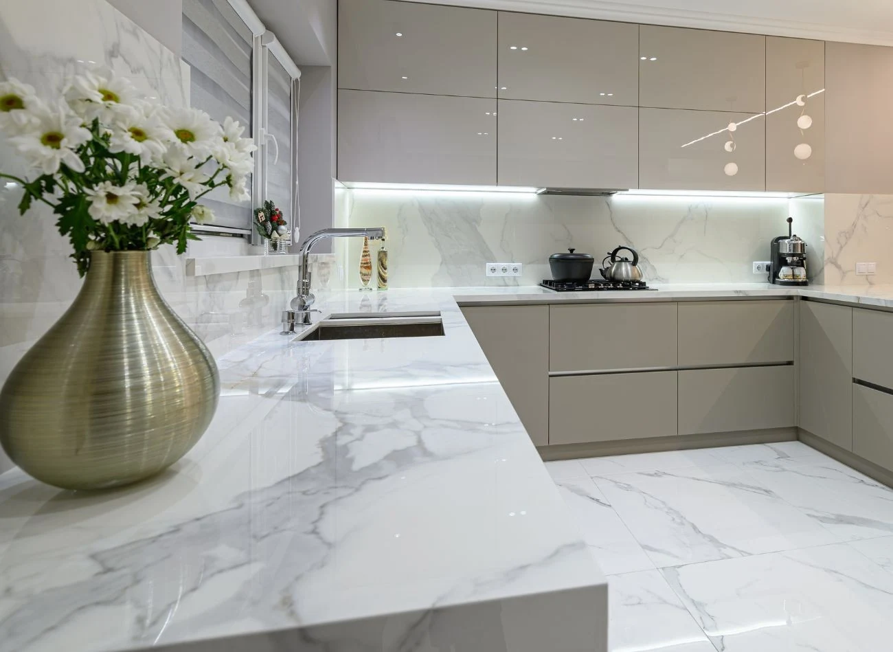 Na błyszczących, jasnych meblach widać każdy, nawet najmniejszy odcisk palców.