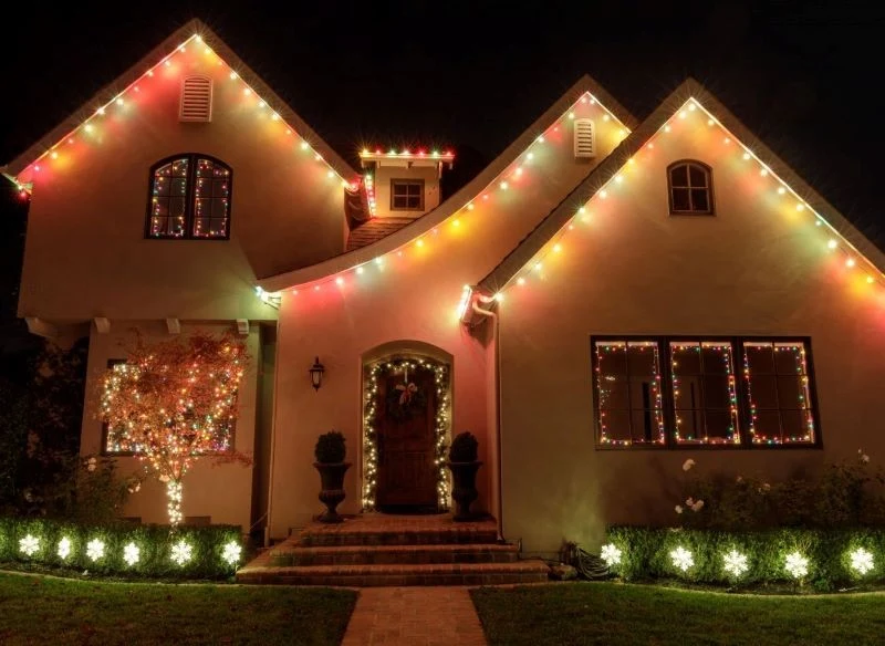 Oświetlenie domu na święta podkreśla magiczny klimat nawet wtedy, gdy nie spadnie śnieg