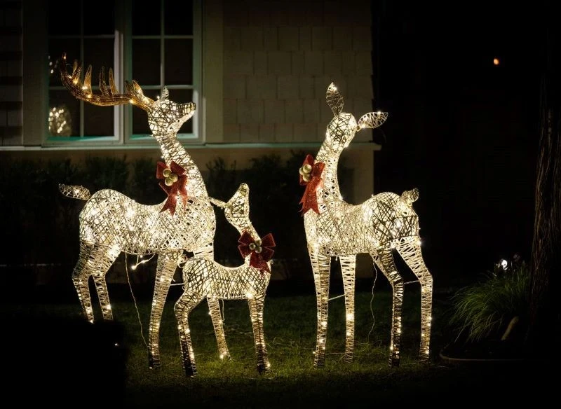 Duże dekoracje świetlne wyglądają ciekawie wyłącznie na większej, otwartej przestrzeni