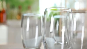 Jak wyczyścić szkło z zacieków i osadu z kamienia?