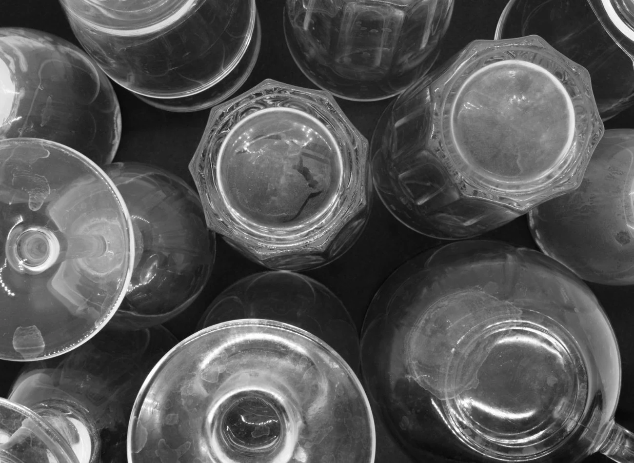 Na szklanych naczyniach często zostają "mleczne" smugi.