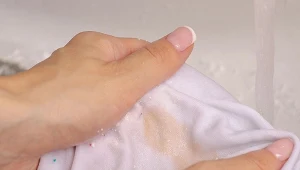 Plamy na ubraniach po maśle trudno usunąć? Wypróbuj domowy odplamiacz.