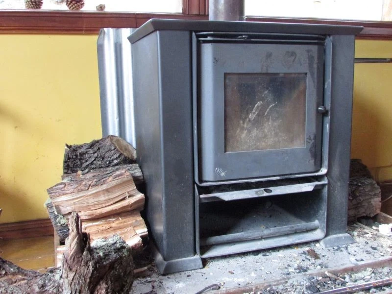 Warto zachować popiół z kominka, by móc go sprytnie wykorzystać