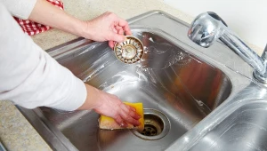 Podpowiadamy, jak pozbyć się brzydkiego zapachu z odpływu bez użycia silnej chemii.