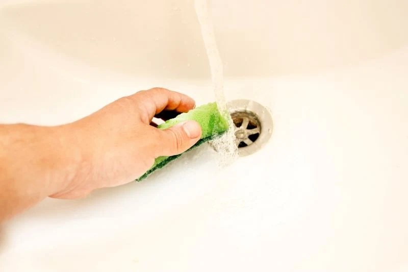 Brzydki zapach może wydobywać się zarówno z odpływu w kuchni, jak i łazience