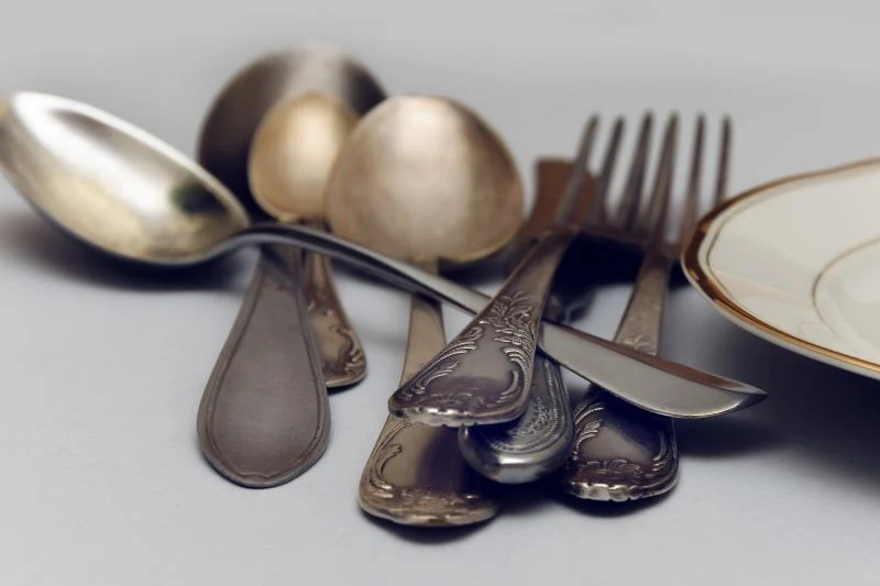 Popiół pomoże w czyszczeniu zaśniedziałych sztućców