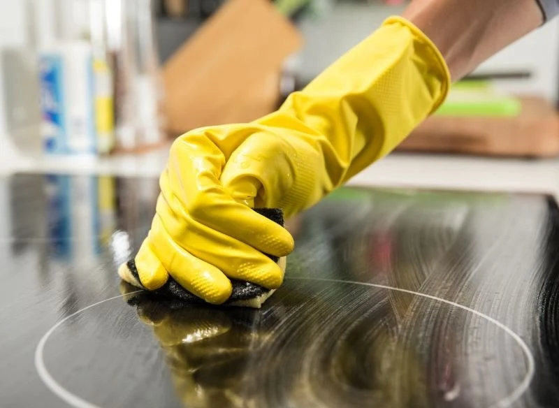 Nałożoną na płytę pastę czyszcząco-woskującą musisz dokładnie usunąć po zabiegu, a płyta odzyska połysk