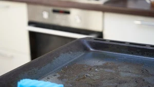 Rzadko czyścimy blachę po każdym pieczeniu, a zebrany na niej tłuszcza z czasem staje się szkodliwy.