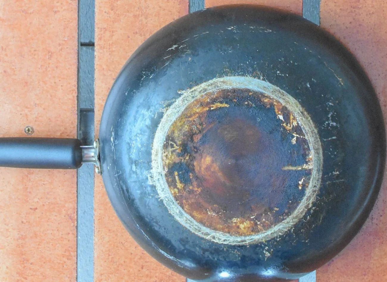 Zaschnięty tłuszcz z blachy do pieczenia można dobrze wyczyścić bez chemii.