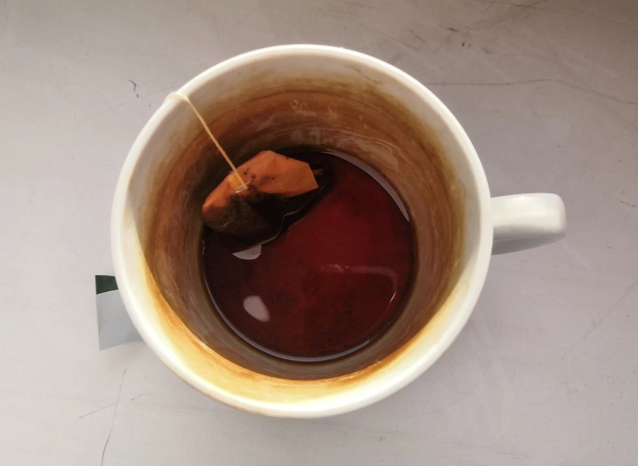 Czym usunąć osad z herbaty