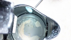 Zastosowanie octu do sprzątania jest naprawdę szerokie. Możesz nim umyć podłogę, przetrzeć kurz i odkamienić czajnik.