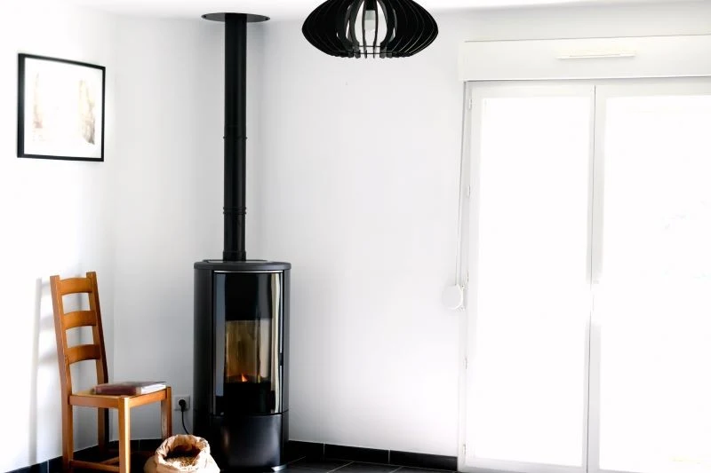 Kominek na pellet wygląda estetycznie, ale czy warto w niego zainwestować