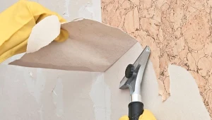 Jak usunąć tapetę ze ściany? Domowe sposoby ułatwiają zadanie.