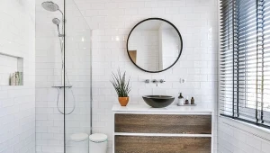 Jasne kolory w małej łazience powiększą przestrzeń. Do tego wykorzystaj grę świateł, by jeszcze bardziej otworzyć wnętrze.