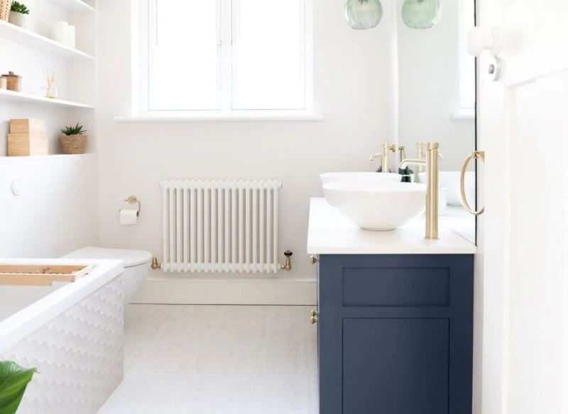 Na jasnym tle podłogi, ściany i głównych elementów aranżacji ciemniejszy detal zaprezentuje się bardzo elegancko i doda charakteru przestrzeni