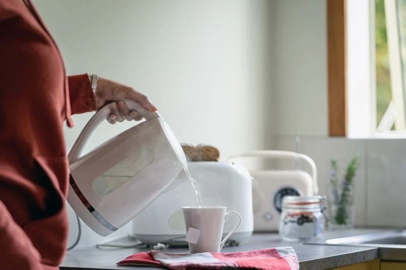 Aromat cytryny po odkamienianiu zniknie, gdy kilka razy przegotujesz wodę