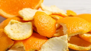 Skórka pomarańczy, podobnie jak jej miąższ, zawiera dużo witaminy C. Można ją wykorzystać podczas przedświątecznego sprzątania.