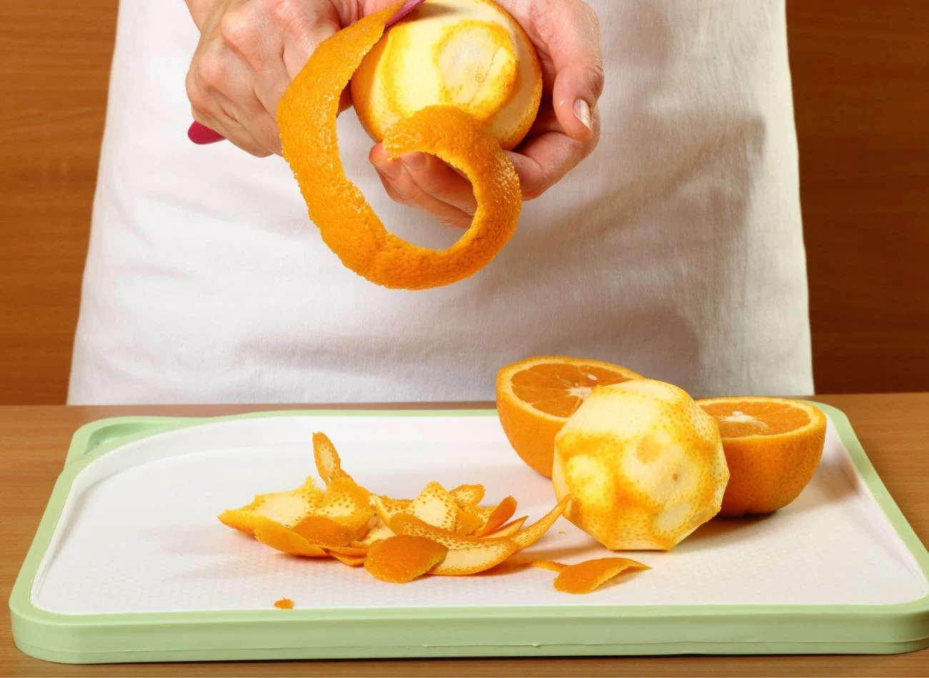 Skórka z pomarańczy nie powinna trafiać do kosza. Można ja wykorzystać w domu na wiele sposobów.
