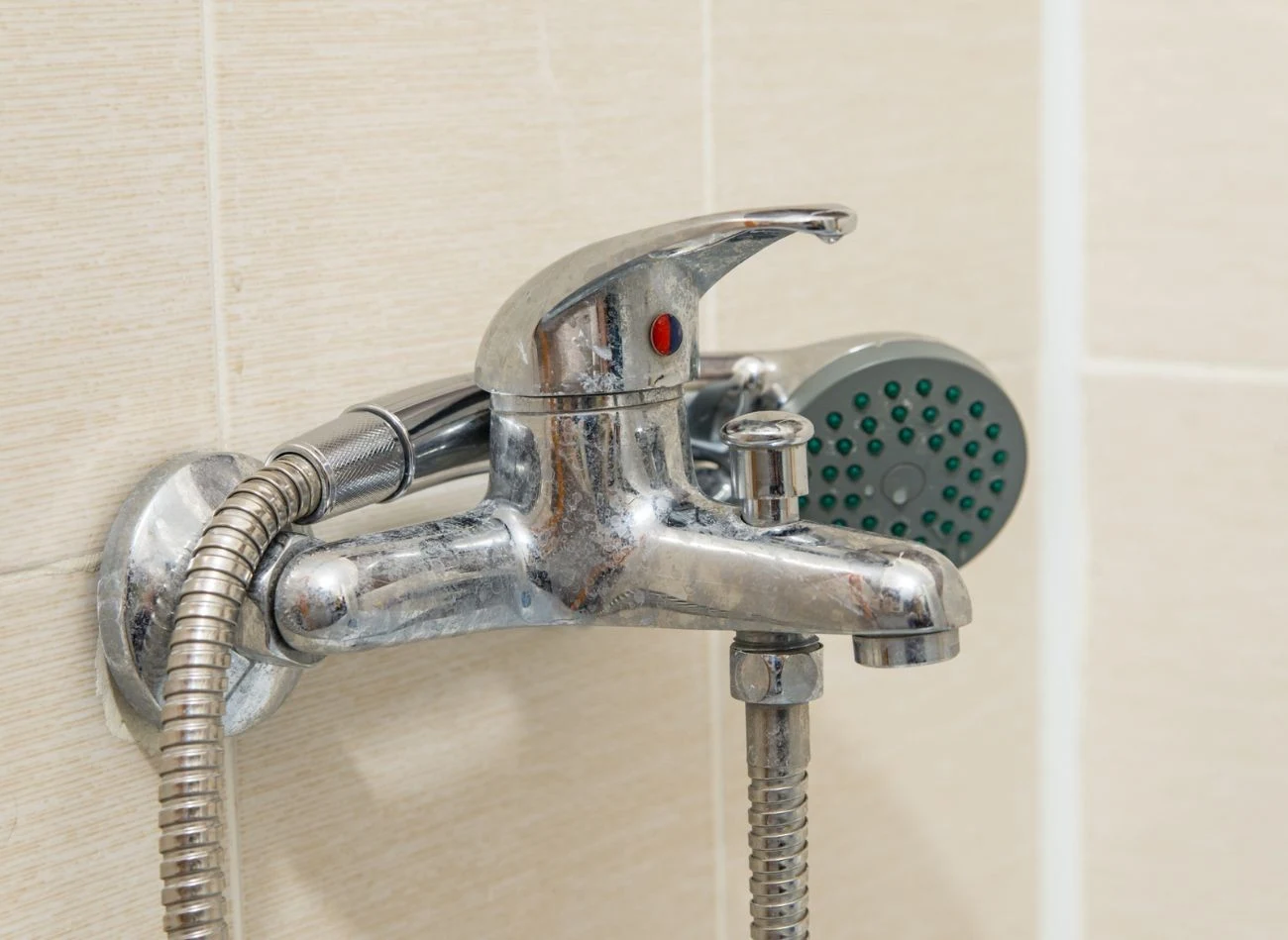 Osad z kamienia na armaturze łazienkowej usunie skórka pomarańczowa.