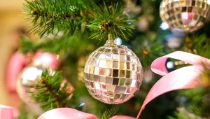 Czas wyjąć i rozwiesić świąteczne dekoracje. Trendy na 2024 rok przedstawiają Święta z zupełnie nowej odsłonie.