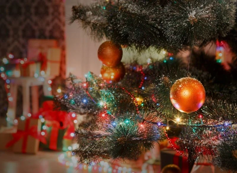Kolorowe światełka na choince sprawią, że w domu zapanuje niepodważalnie radosny klimat