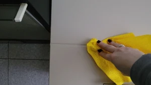 Jak wyczyścić szafki kuchenne ze starego tłuszczu i plam?/Deccoria.pl