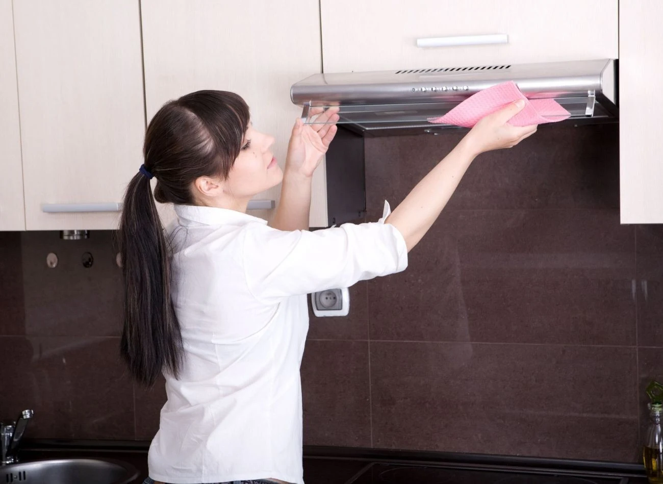 Na tłuste plamy na szafkach i kuchennym okapie sprawdzą się domowe środki.