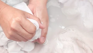 Zastanawiasz się, czy białe firanki trzeba moczyć? Oto mój sposób na idealnie czystą dekorację okien, jestem pewna, że cię zaskoczy.