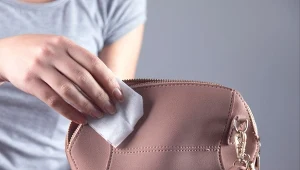 Czym czyścić skórzane rzeczy? Domowe sposoby są bardzo skuteczne, ale nie możesz zapomnieć o regularnym pastowaniu.