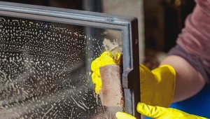 Dlaczego szyba kominka się brudzi i jak często ją czyścić? Fot. glebshik/123RF/PICSEL