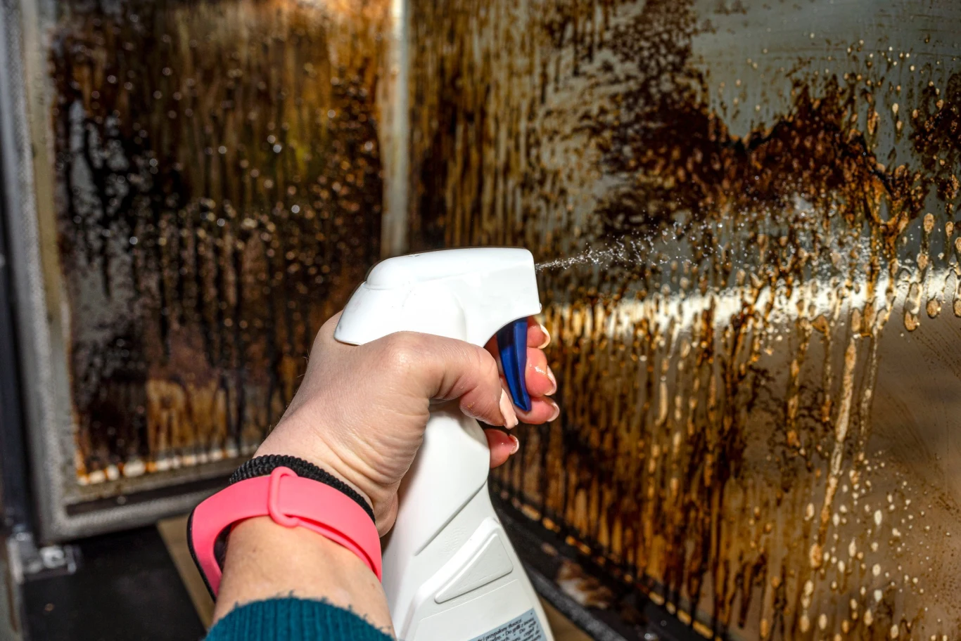 Sadza, która zbiera się na szybie kominka, często jest trudna do usunięcia