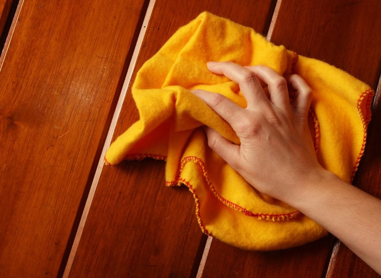 Skórka z mandarynki sprawdza się jako środek polerujący do drewnianych powierzchni.