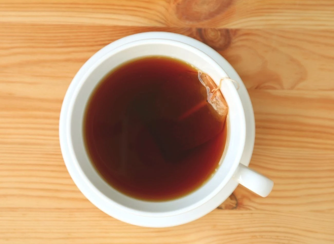 Nic lepiej nie wyczyści osadu z herbaty na kubkach i szklankach niż skórki z mandarynki.