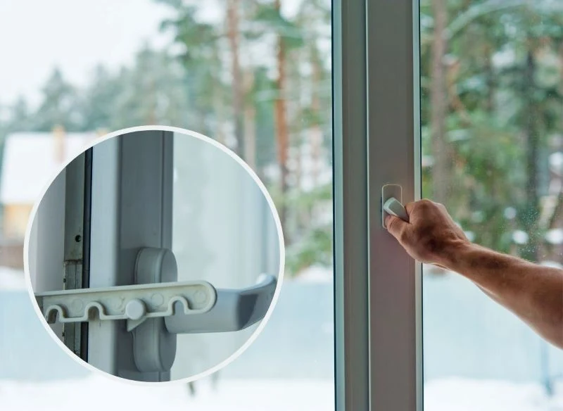 Zimą otwieraj okno na krótko, ale otwieraj skrzydło szeroko lub wykorzystuj system blokady, który utrzyma okno w wybranej przez ciebie pozycji