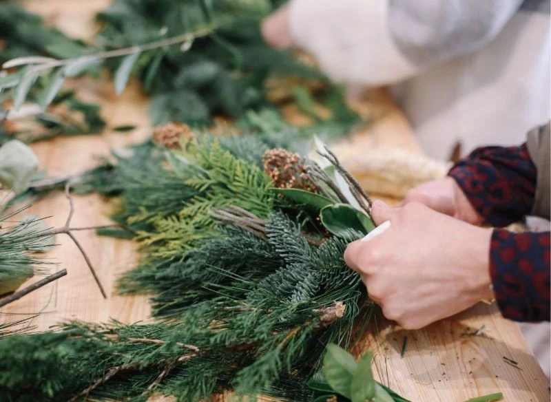 Luźna kompozycja to ciekawa alternatywa dla gęstych, gotowych wianków sklepowych