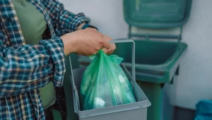 Gdy ceny usług rosną, jak bumerang wraca temat zwolnienia z opłat za śmieci – przepisy wskazują grupy, którym przysługuje zniżka.