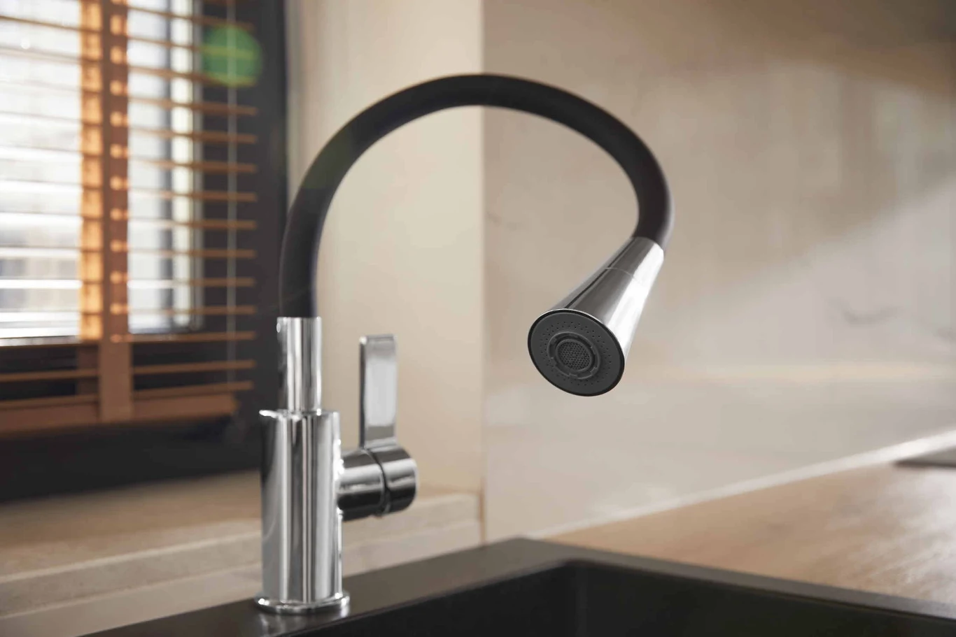 Bateria Rumba DUO ma nie tylko giętką wylewkę, ale również przełącznik strumienia wody