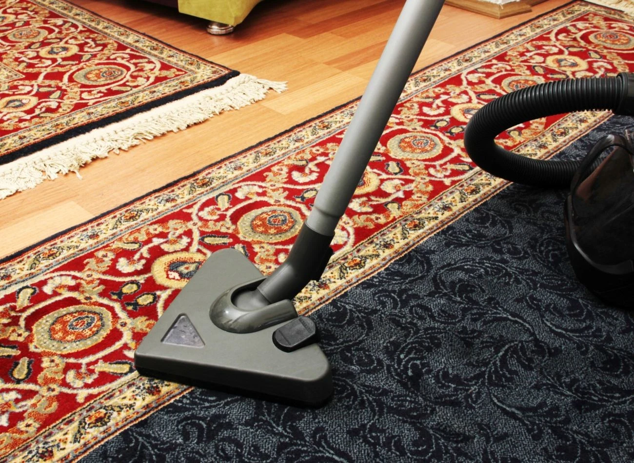 Odkurzanie i mycie podłog to końcowy etap sprzątania.