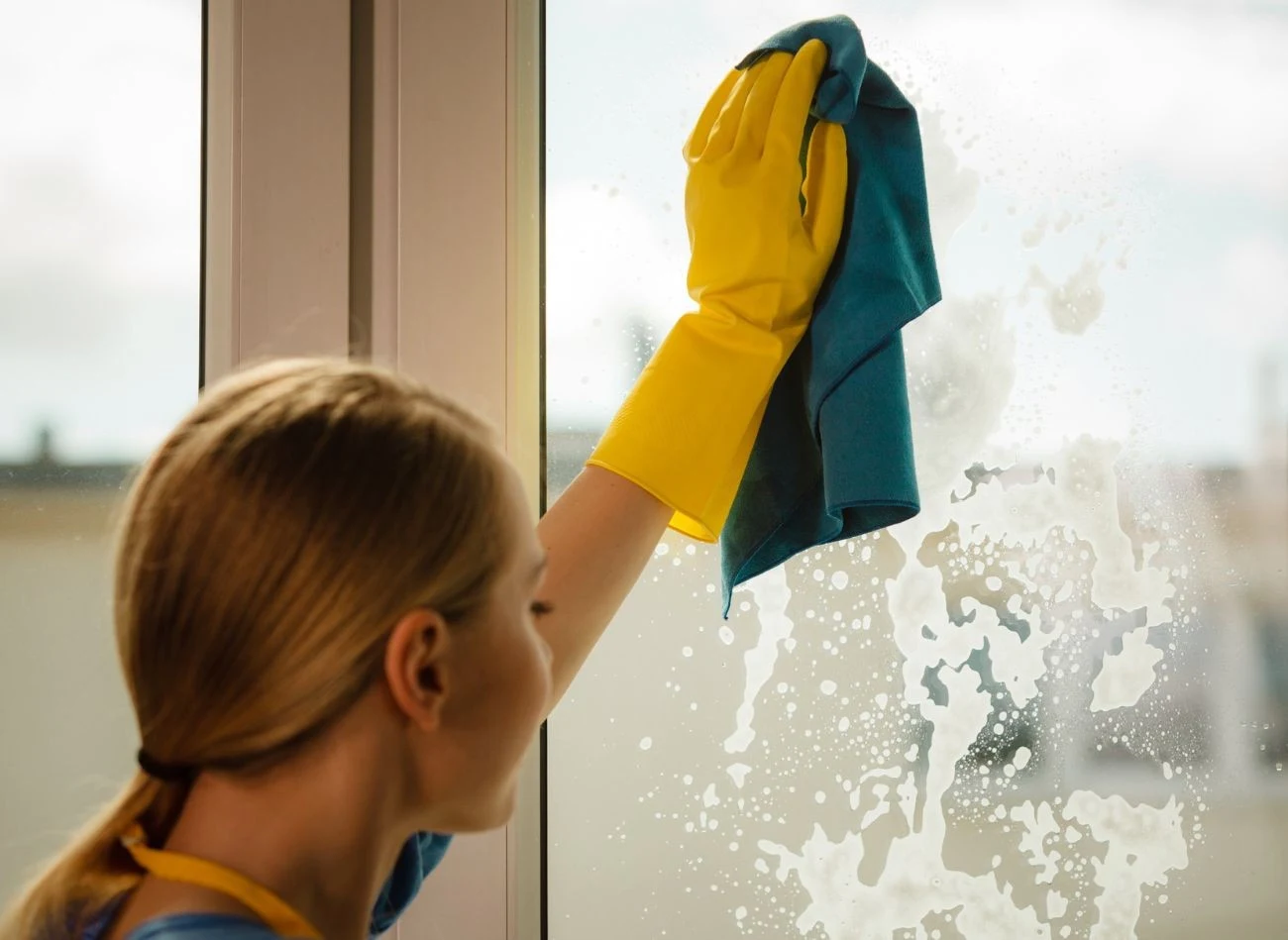 Okna warto myć w pochmurne dni. Nie zostawiaj tej czynnosci na sam koniec.