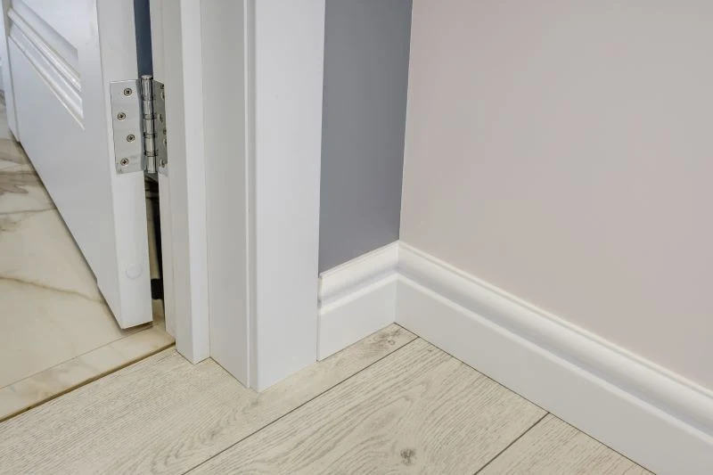 Dlaczego listwy przypodłogowe łatwo się brudzą