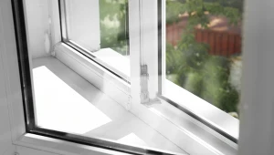 Zastanawiasz się, jak usunąć rysy na szybie? Z pomocą przyjdą sposoby domowe.