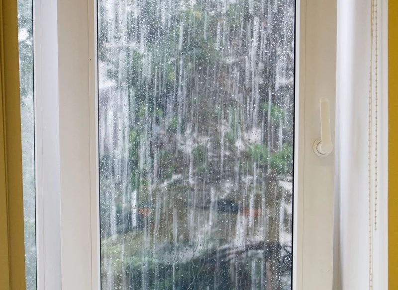 Rysy na szybie mogą powstawać m